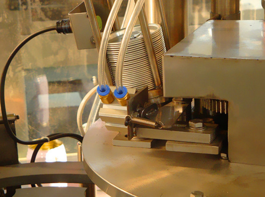 110V Automatic Liquid Water Bottle Filling Machine / Pure Water Aseptic Bottling Equipment 6000BPH